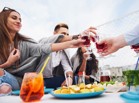 foto de mesa de restaurante con gente brindando