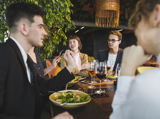 foto de mesa de restaurante con gente